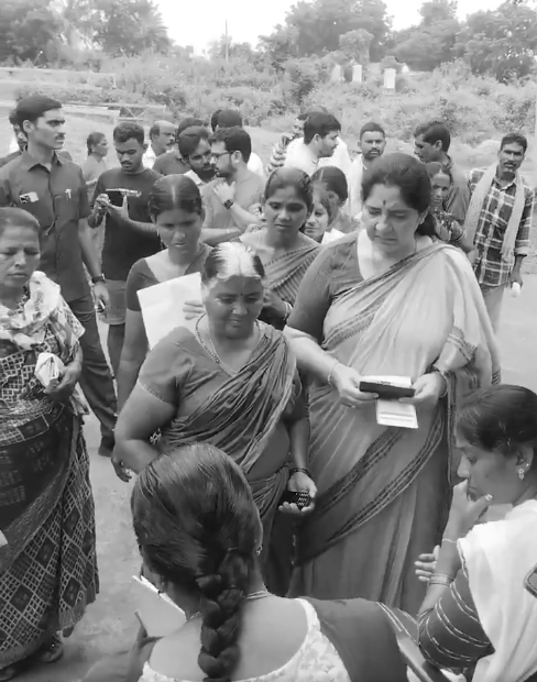 Ex-Minister Satyavathi Rathod joins farmers in urea queue