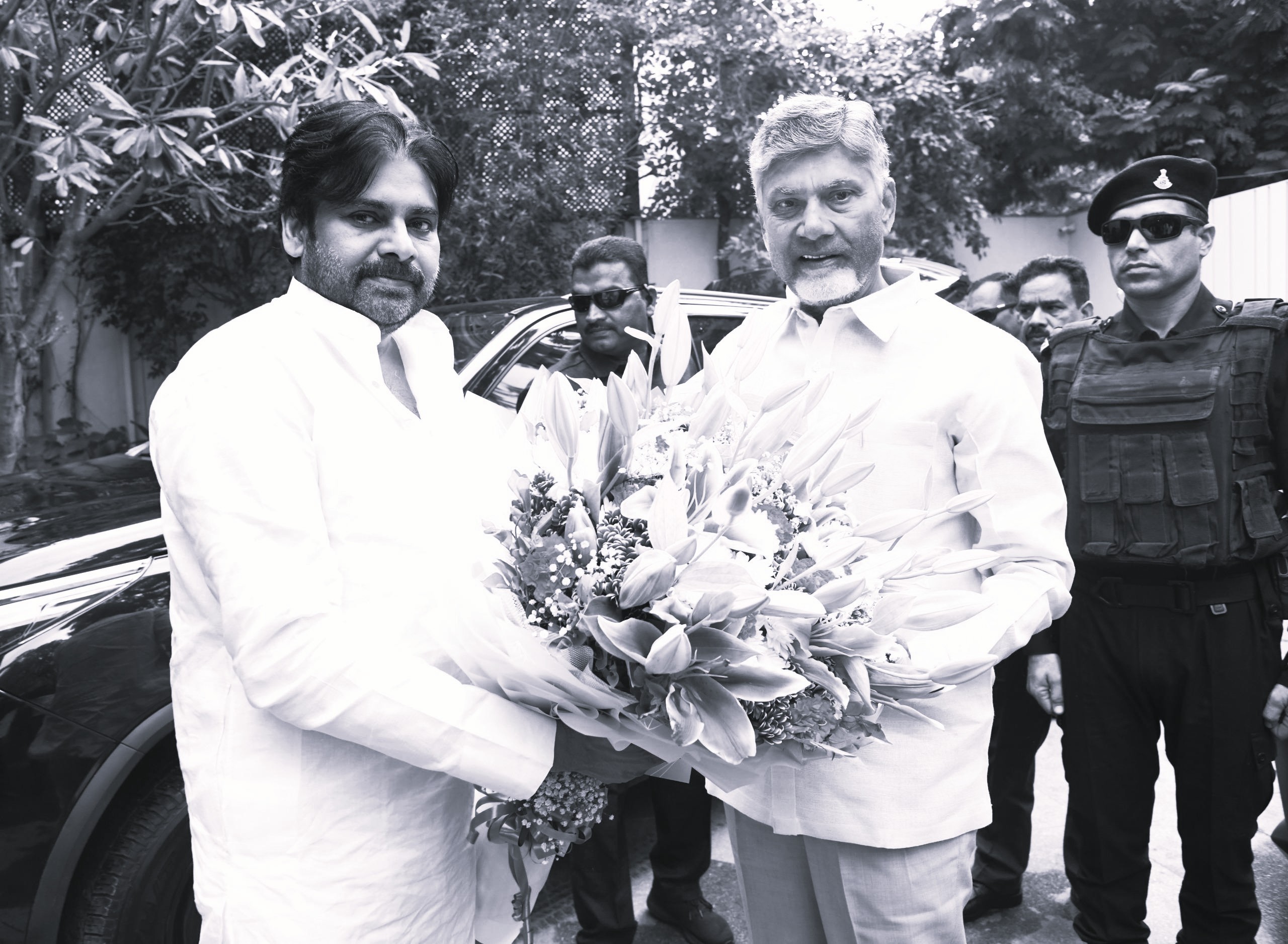 పవన్కు సీఎం చంద్రబాబు పరామర్శ