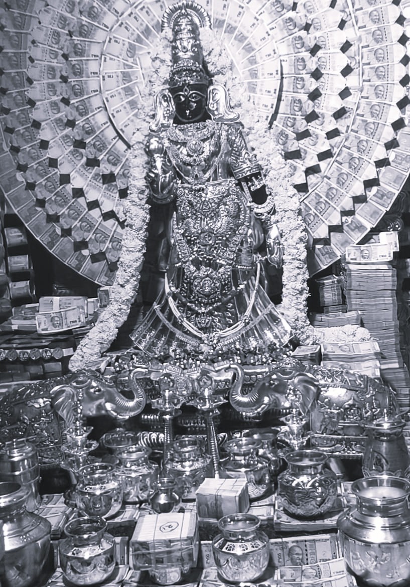 శ్రీమహాలక్ష్మి అలంకరణలో కన్యకాపరమేశ్వరి