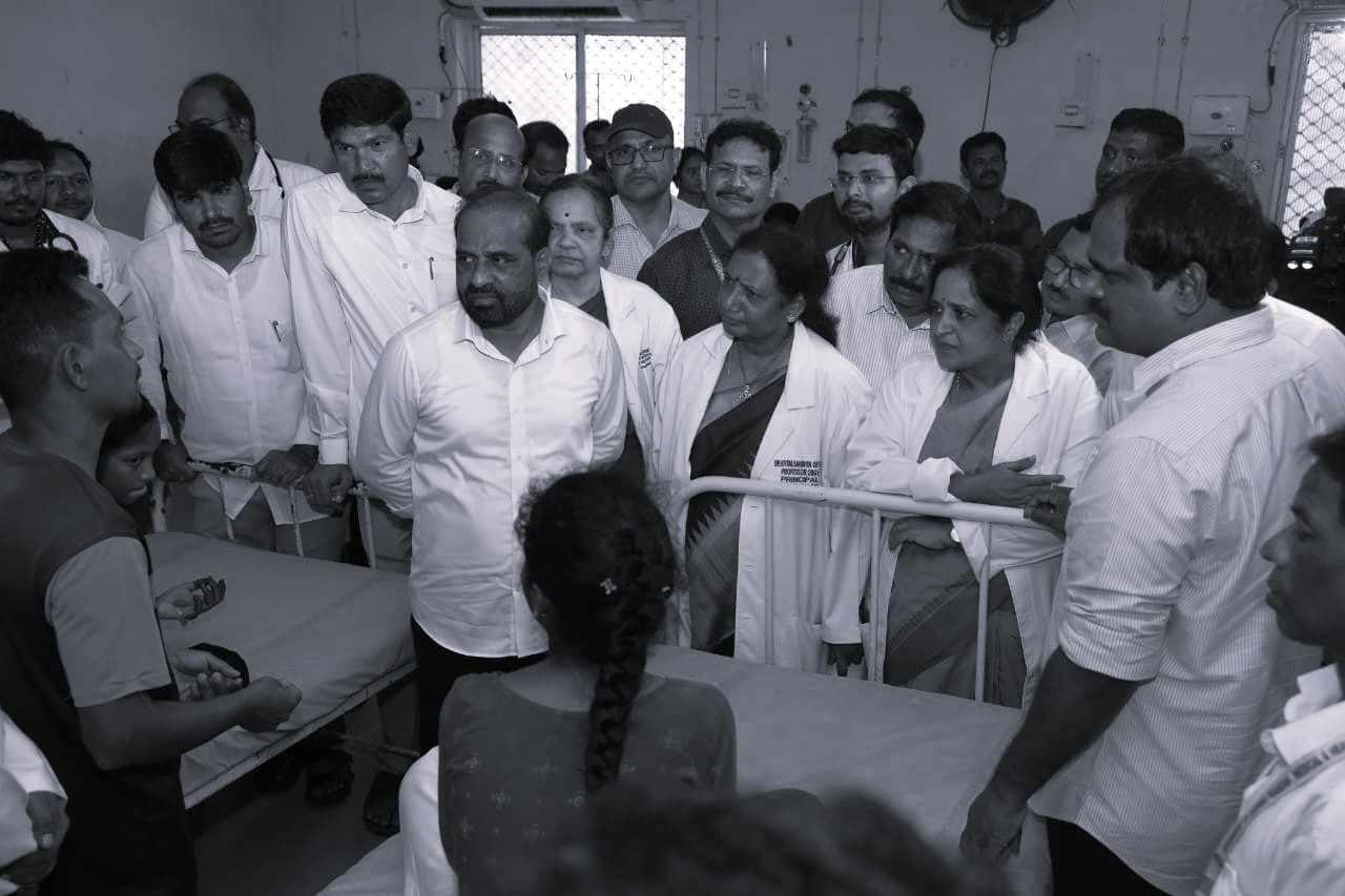గురుకులం విద్యార్థినులకు ఆరోగ్య శాఖ మంత్రి పరామర్శ