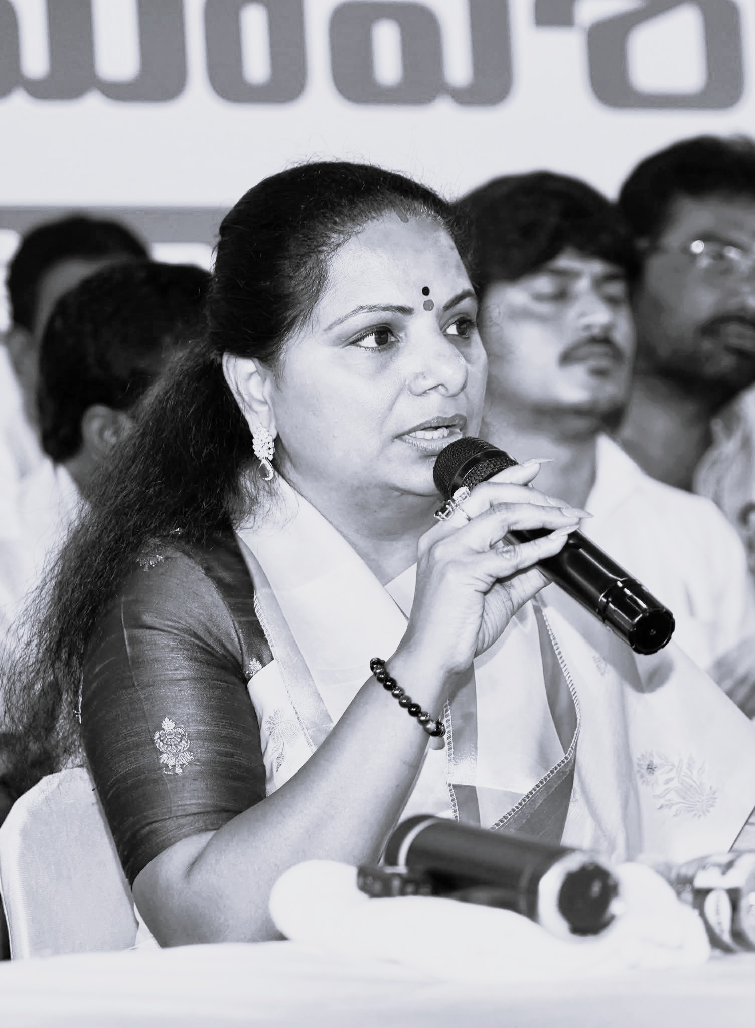 రిజర్వేషన్లపై సుప్రీంకు వెళ్లాలి : ఎమ్మెల్సీ కవిత డిమాండ్