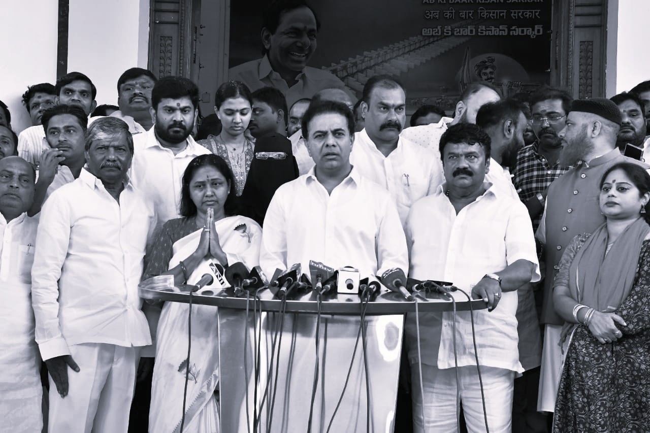 అభివృద్ధి వర్సెస్ అరాచకం మధ్య పోరు:కేటీఆర్
