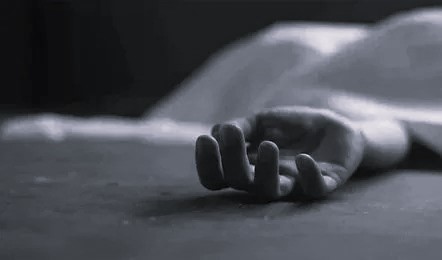 కోర్టు భవనం పై నుంచి దూకి వృద్ధుడి ఆత్మహత్య