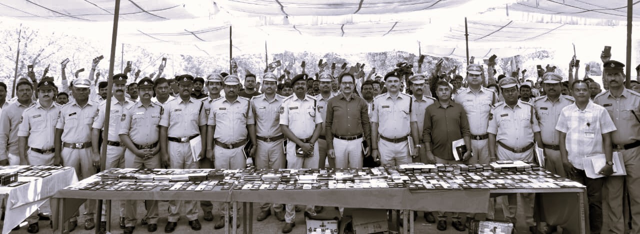 రూ.3.2 కోట్ల విలువైన 1,061 ఫోన్లను సైబరాబాద్ పోలీసులకు స్వాధీనం