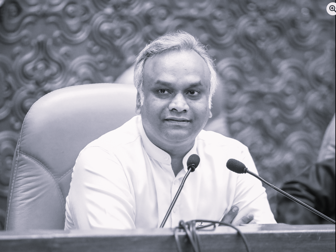 గాంధీనే వదల్లేదు.. నేనెంత: కర్ణాటక మంత్రి ప్రియాంక్ ఖర్గే
