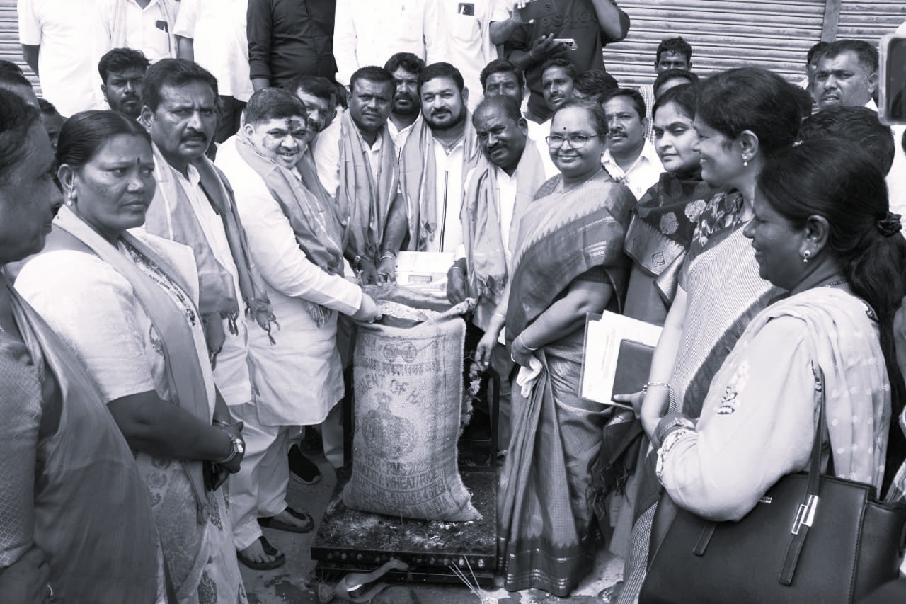 Cotton and Maize procurement centers opened in Husnabad: Minister Ponnam