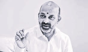 ఫీజు రీయింబర్స్మెంట్ పేరుతో ప్రభుత్వం బ్లాక్మెయిల్ రాజకీయం: బండి సంజయ్