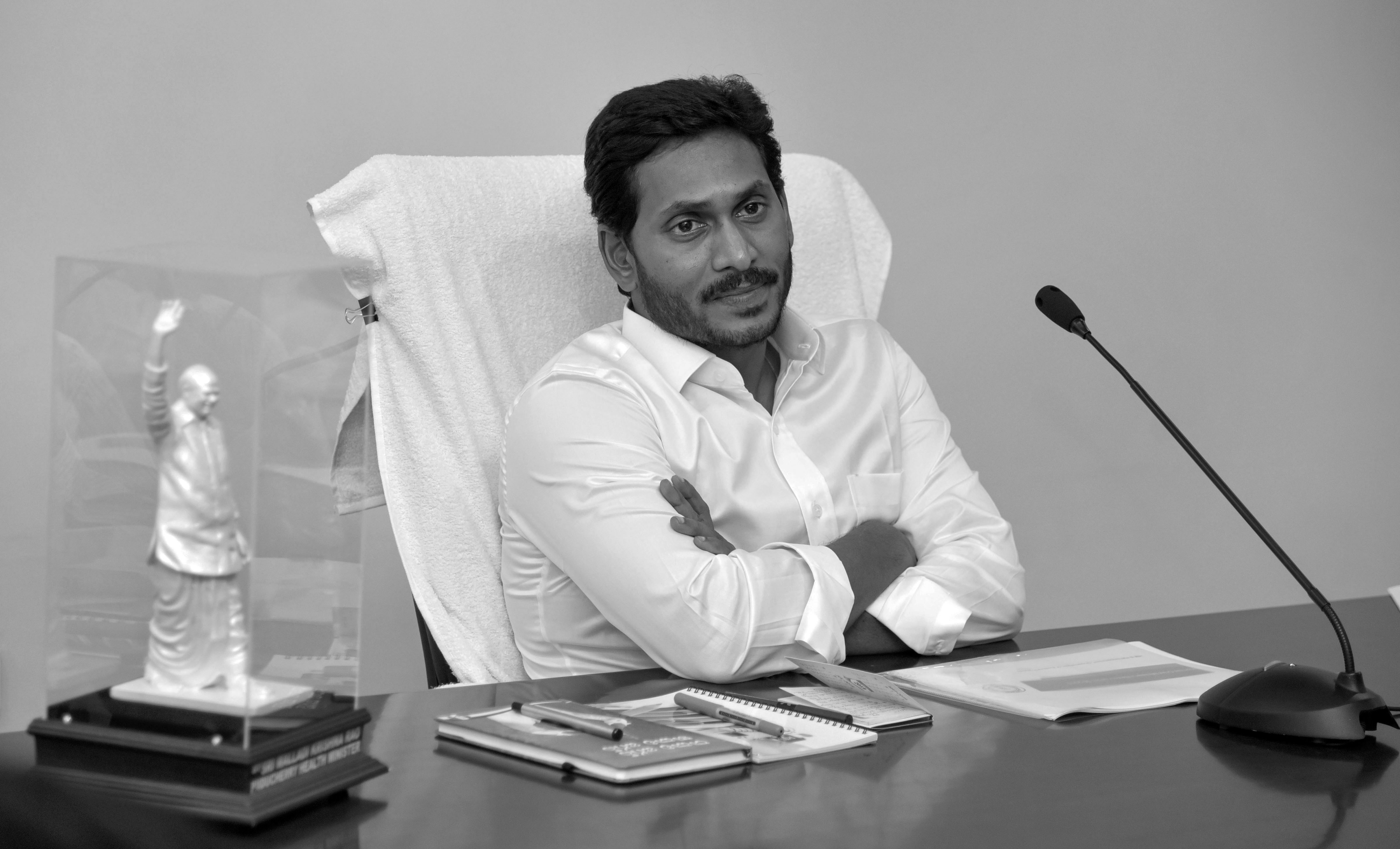 "గూగుల్ పెట్టుబడి నుంచి కల్తీ మద్యం వరకు: సీఎం చంద్రబాబు పై జగన్ ఫైర్"