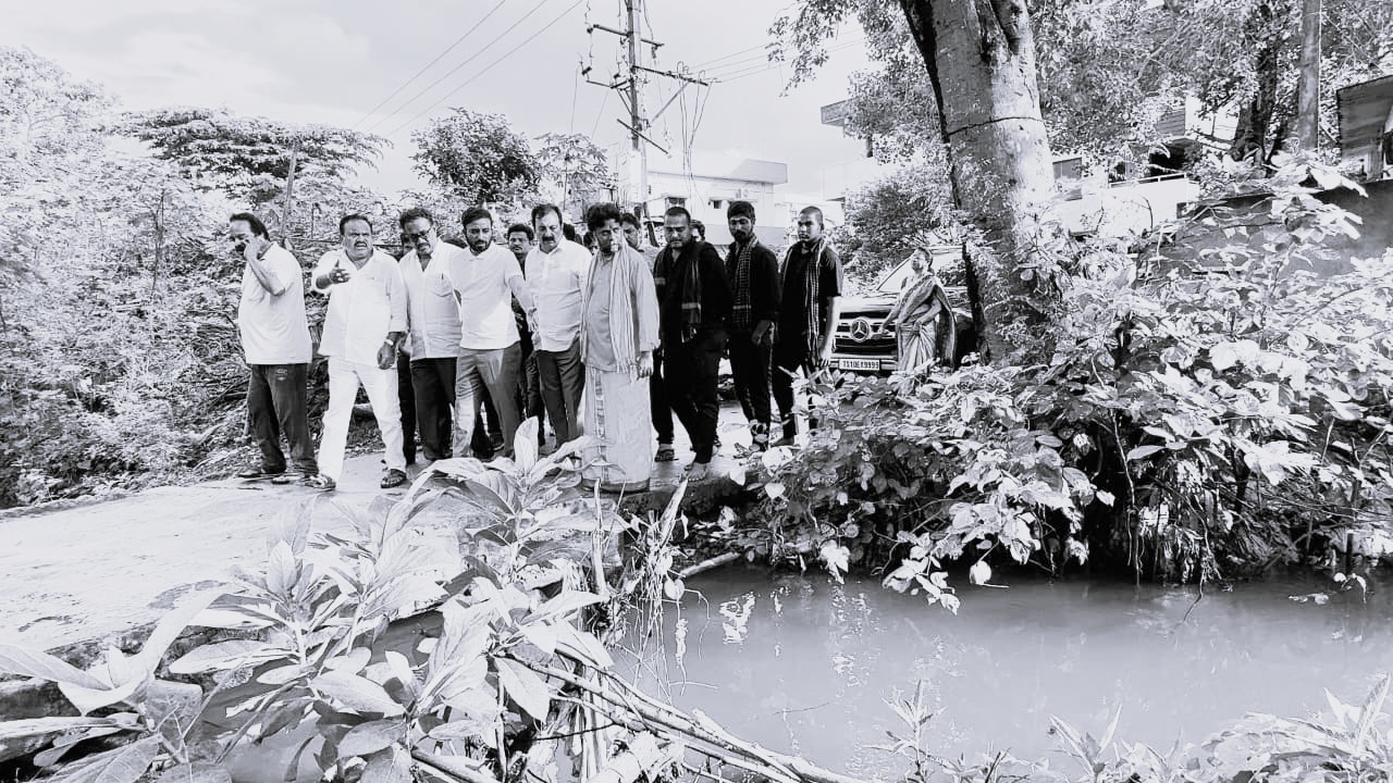 పిఠాపురంలో ముంపు ప్రాంతాలను పరిశీలించిన ఎంపీ