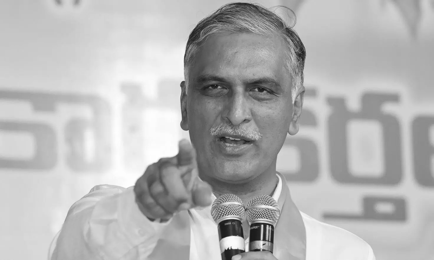 Harish Rao interacts with auto drivers, questions Congress over unfulfilled promises