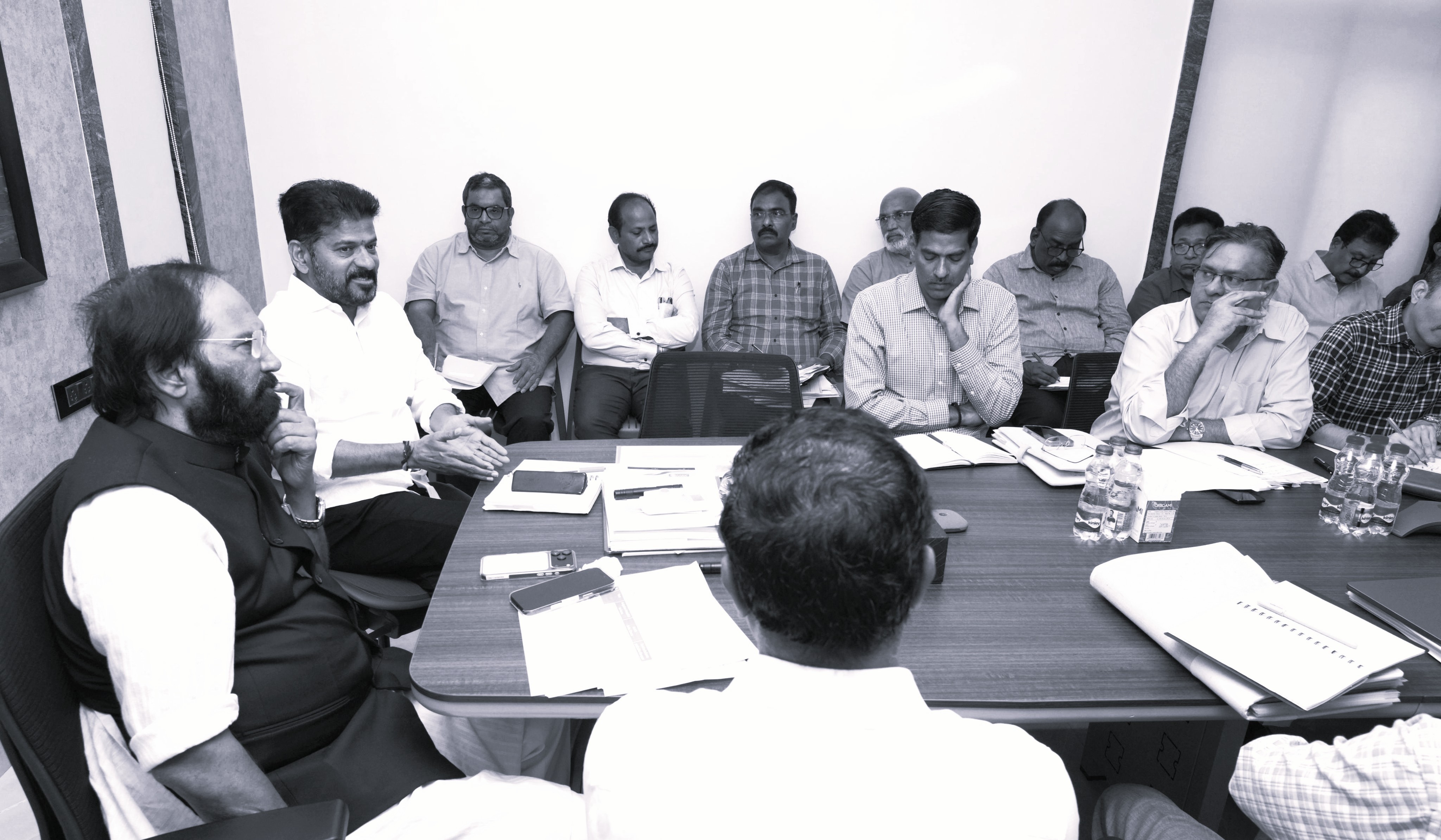 రాష్ట్రంలోని నీటి పారుదల ప్రాజెక్టులపై సీఎం సమీక్ష