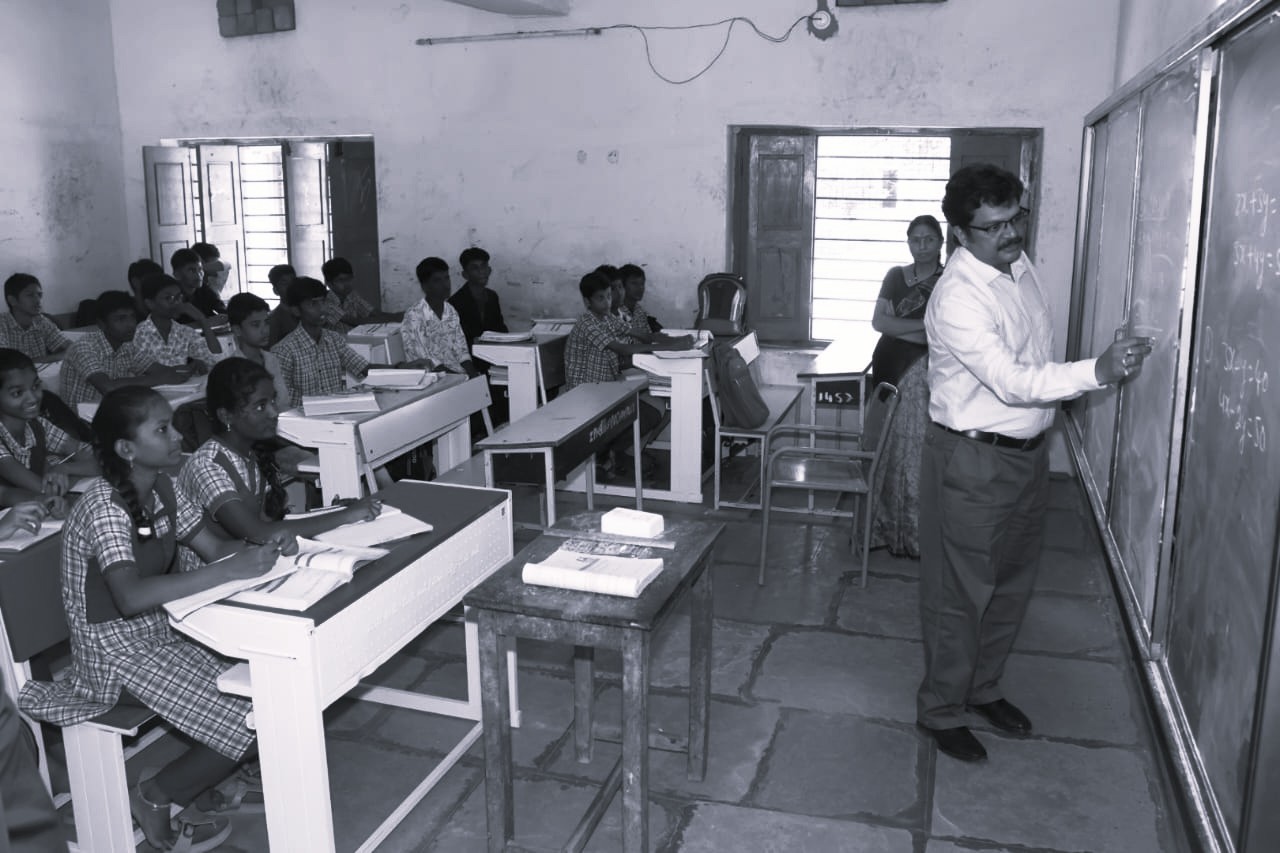 ‘బడి బాట’లో ఉపాధ్యాయుడిగా భువనగిరి జిల్లా కలెక్టర్