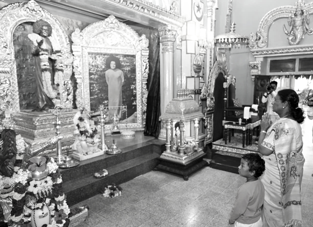 President Murmu visits Puttaparthi, pays homage to Sri Sathya Sai Baba