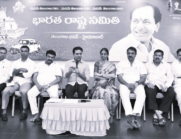 జీహెచ్ఎంసీ వ్యూహంపై దిశానిర్దేశం: కార్పొరేటర్లతో కేటీఆర్ భేటీ