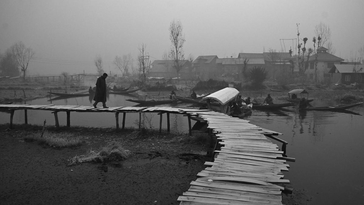 Cold wave deepens in Kashmir as temperatures dip across valley