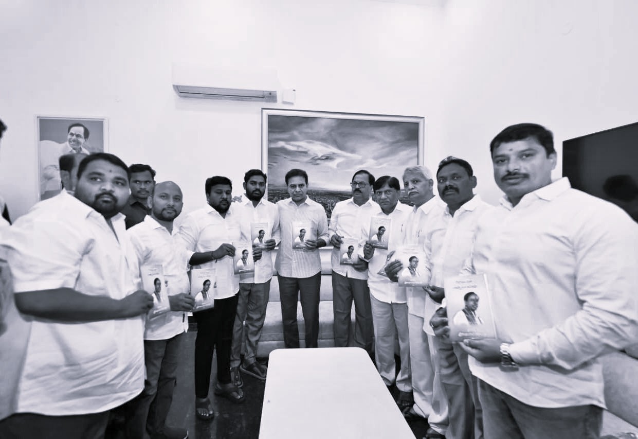 ‘గిరిజనుల ఆత్మబంధువు’ పుస్తకాన్ని ఆవిష్కరించిన కేటీఆర్