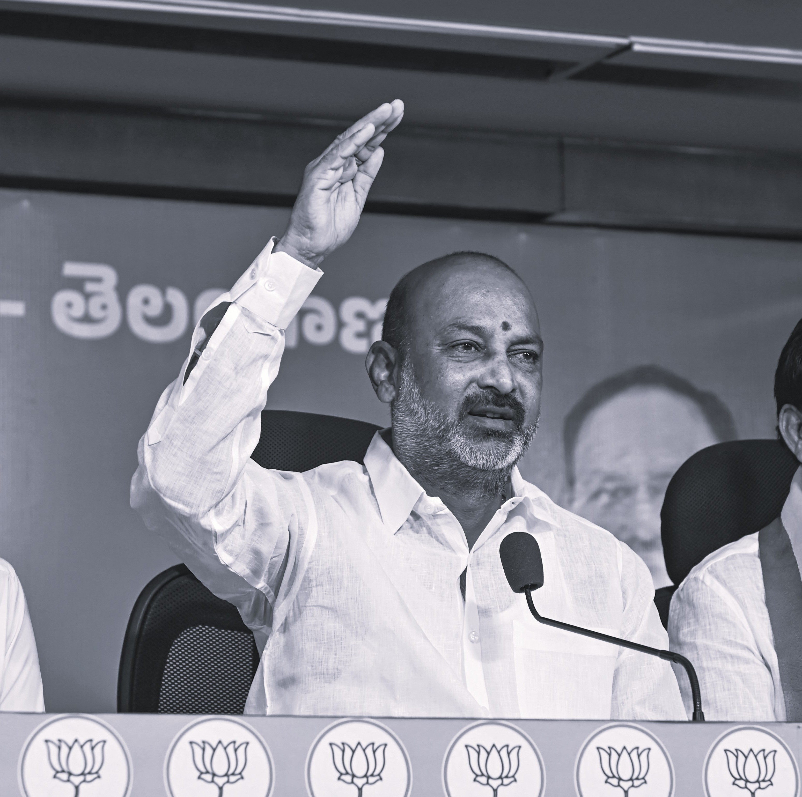 తెలంగాణ ప్రజల కష్టాల కంటే మెస్సికే ప్రాధాన్యమా? రాహుల్ గాంధీపై బండి సంజయ్ ఫైర్