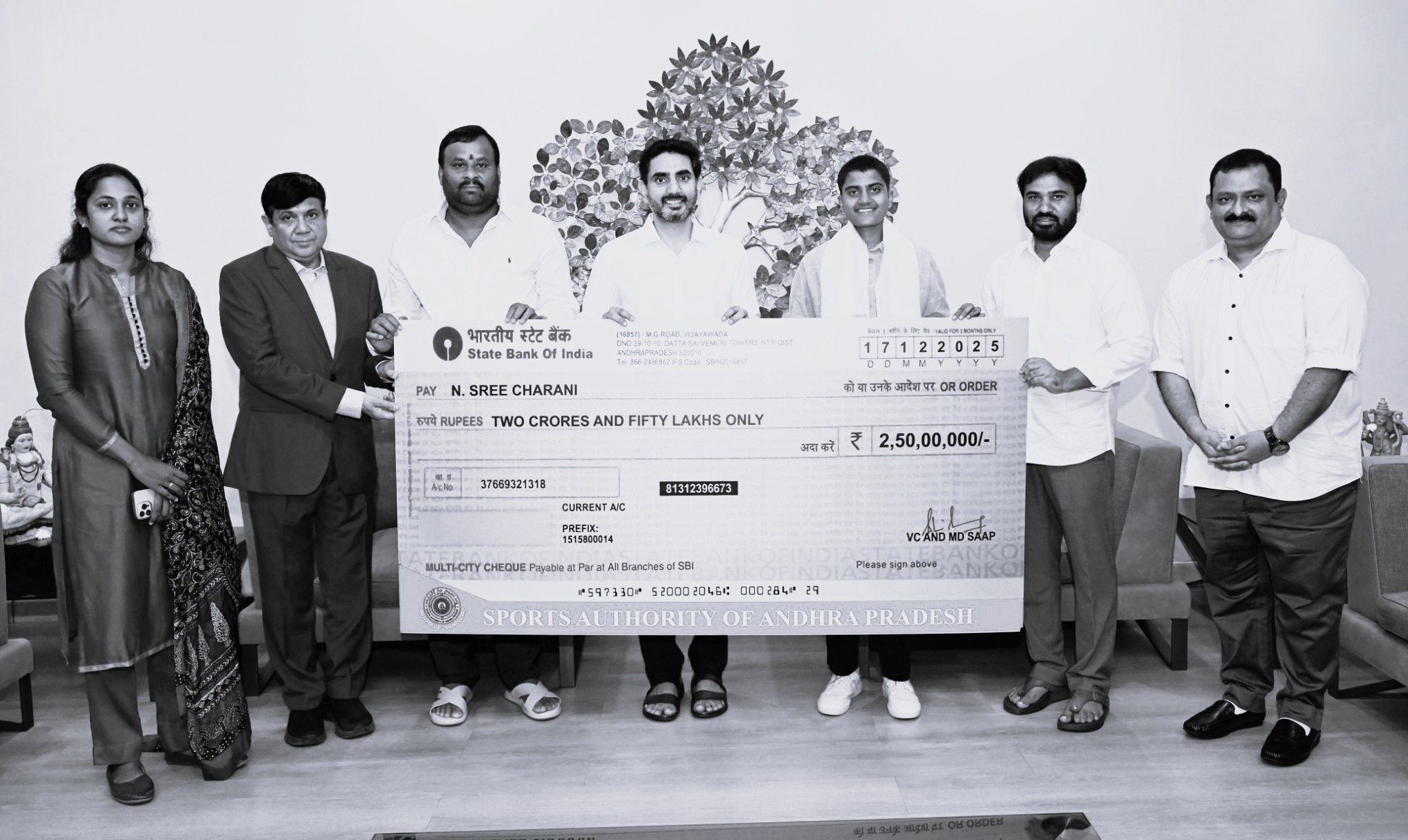 మహిళా క్రికెటర్ శ్రీచరణికి రూ.2.50 కోట్ల నగదు పురస్కార౦, గ్రూప్-1 హోదా