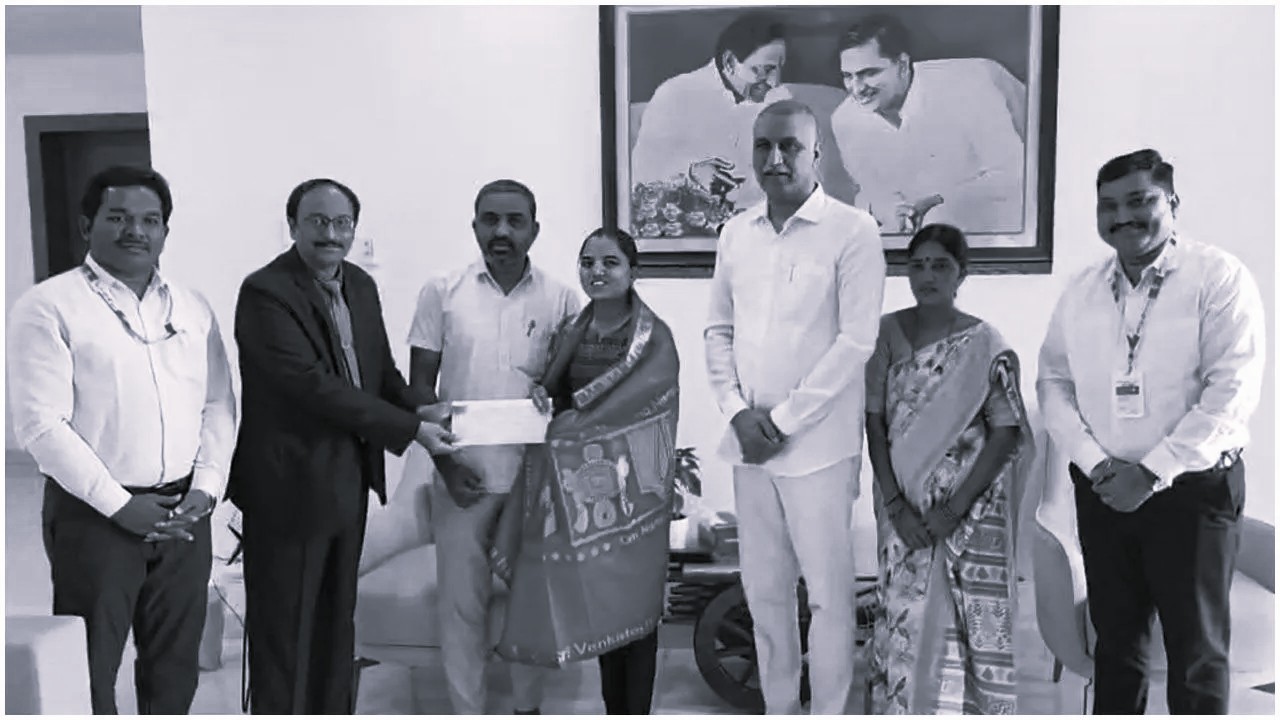 వైద్య విద్యార్థిని చదువు కోసం తన ఇంటినే తాకట్టు పెట్టిన మాజీ మంత్రి హరీష్
