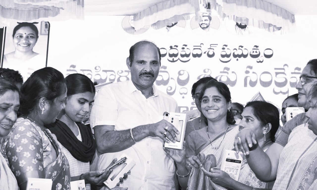 అంగన్వాడీ కార్యకర్తలకు స్మార్ట్ ఫోన్లు పంపిణీ:మంత్రి కొలుసు పార్థసారథి
