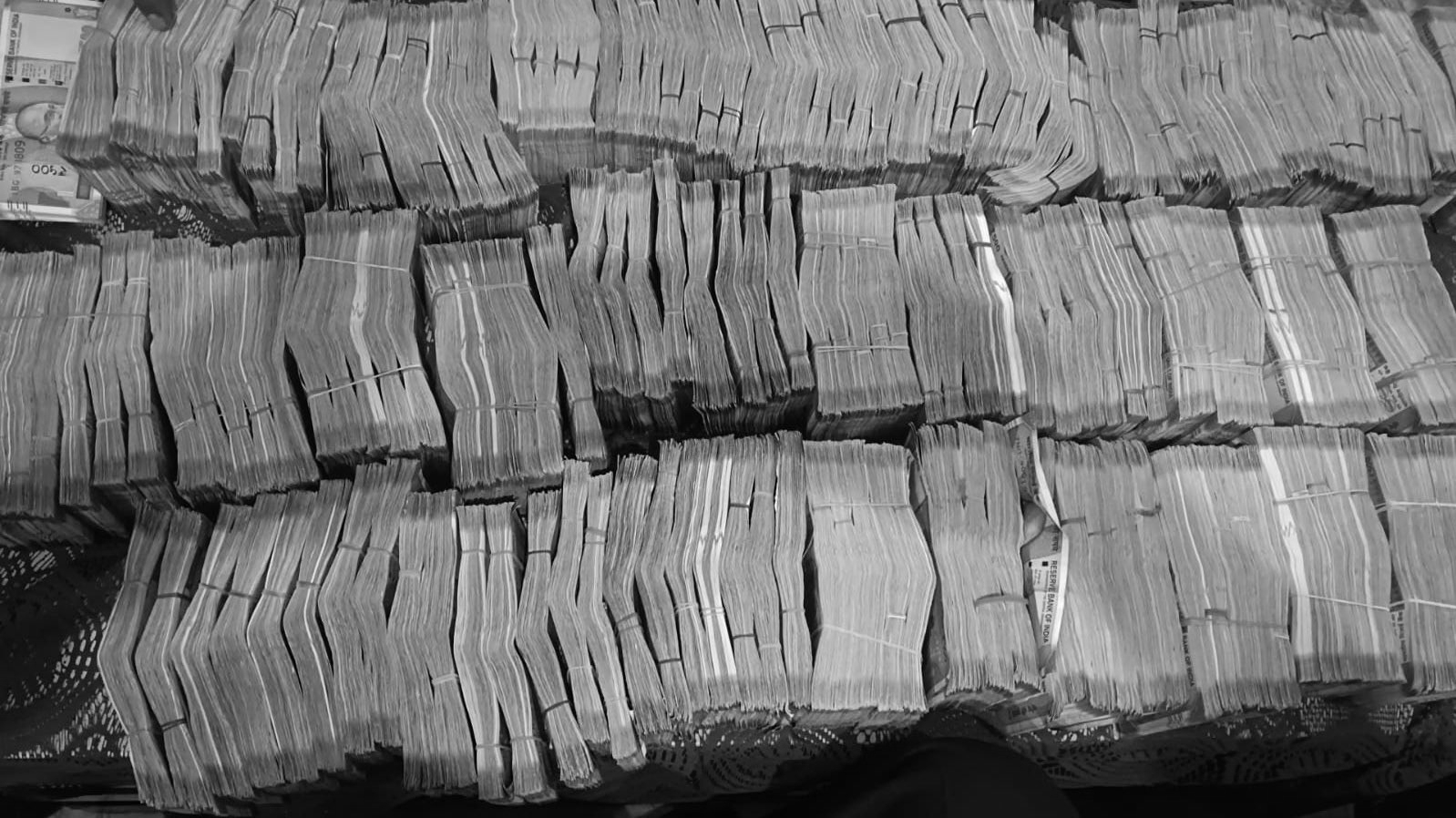 CBI arrests Defence Ministry officer, aide in bribery case, Rs 2.33 crore seized