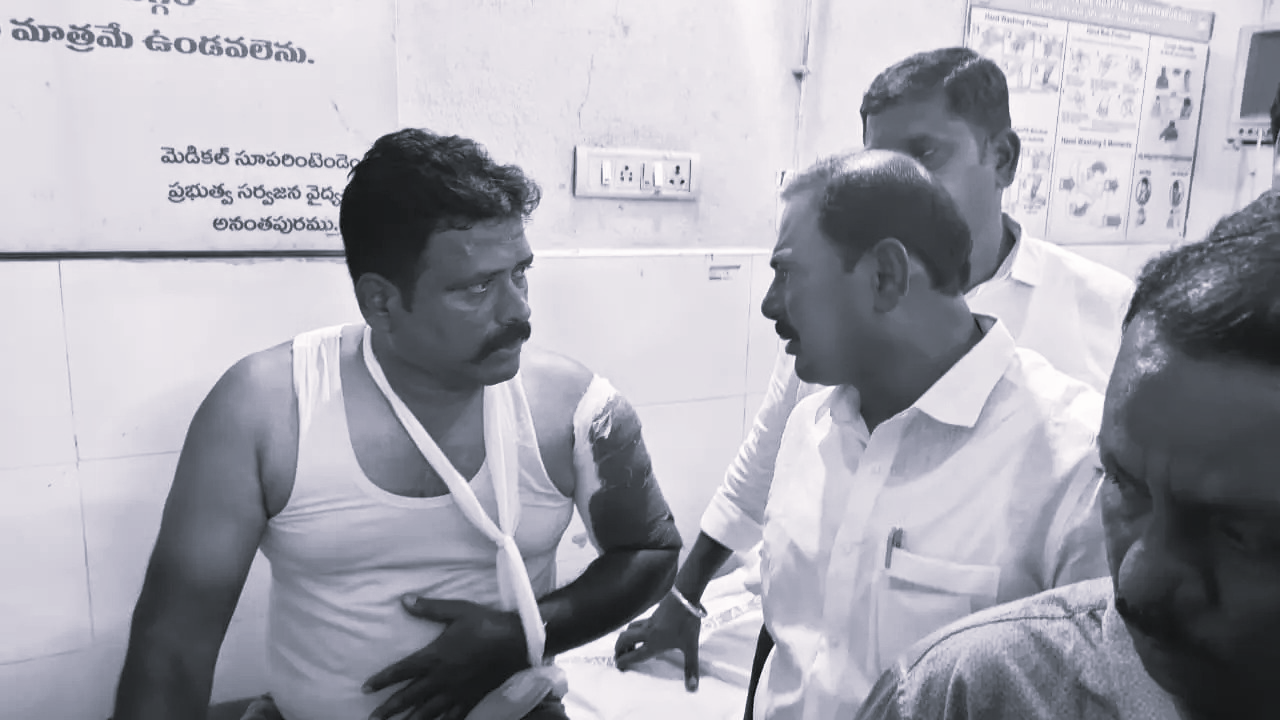 Youth attacks three in Anantapur, CI among those injured