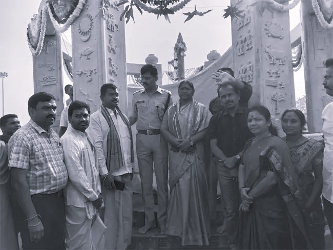 మేడారంలో గద్దెలపై కొలువుదీరిన పగిడిద్దరాజు, గోవిందరాజు