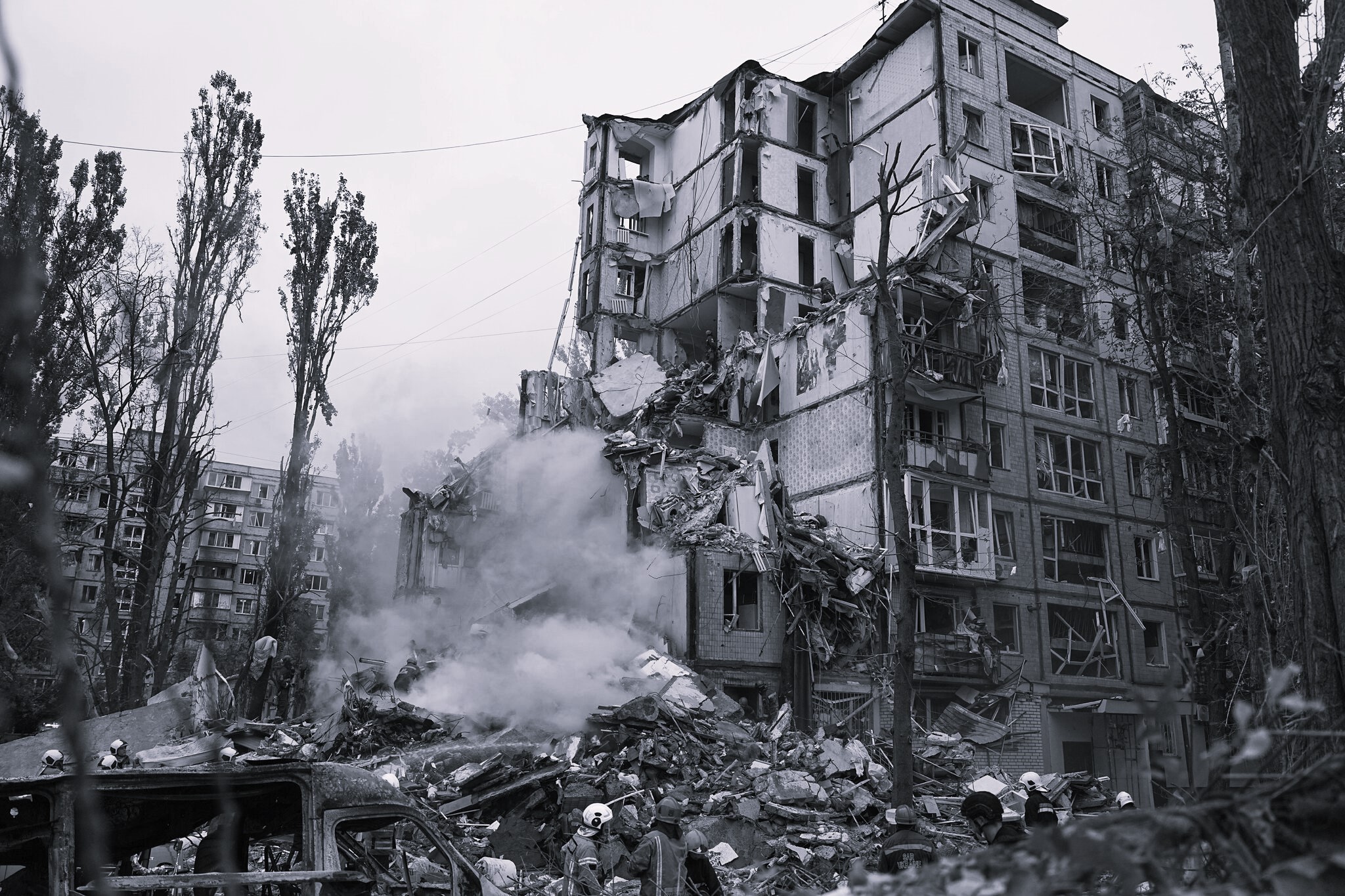 Russian missiles and drones strike Kyiv ahead of Ukraine-US talks, injuring at least eight