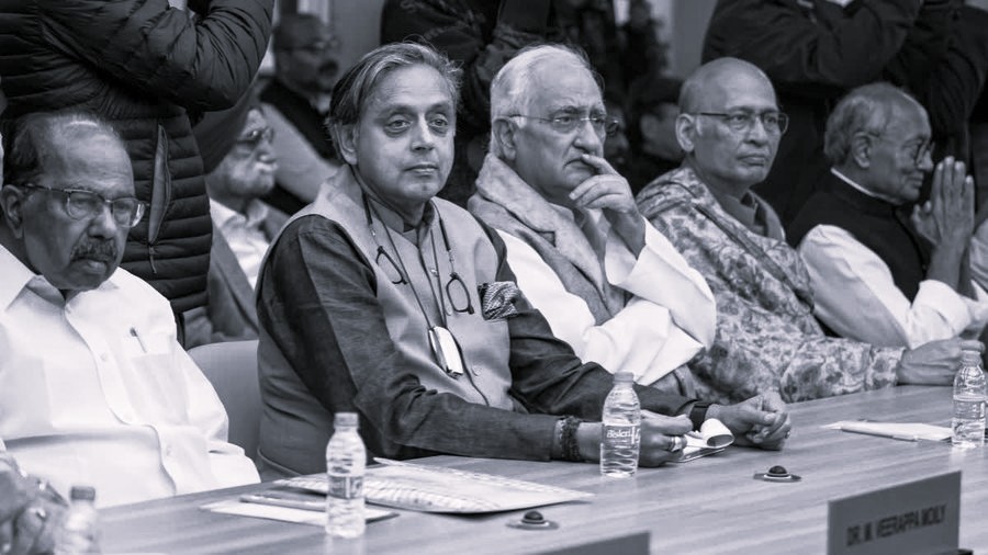 సంస్థాగతంగా పార్టీ బలోపేతం అవసరం: దిగ్విజయ్ సింగ్ కు శశిథరూర్ మద్దతు