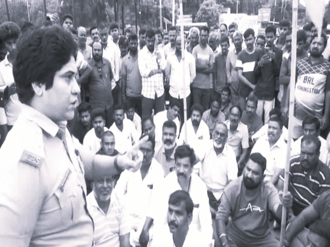 బళ్లారిలో ఉద్రిక్తత: గాలి జనార్దన్ రెడ్డిపై హత్యాయత్నం