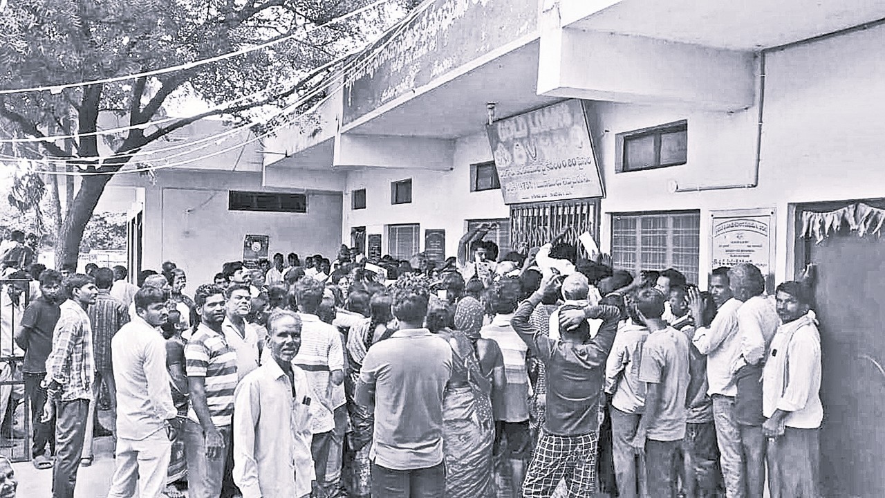 Farmers struggle with ‘Fertilizer App’ amid urea shortages in Telangana