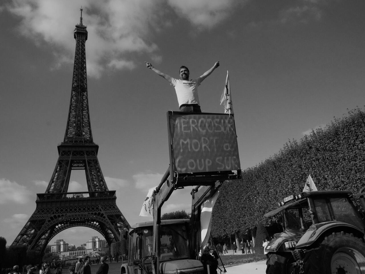 Paris streets blocked by farmers opposing EU-Mercosur agreement and low-cost imports