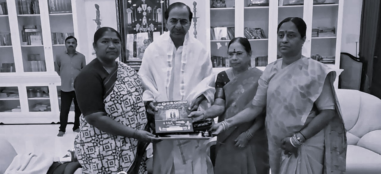 కేసీఆర్ను కలిసిన మంత్రులు సీతక్క, కొండా సురేఖ