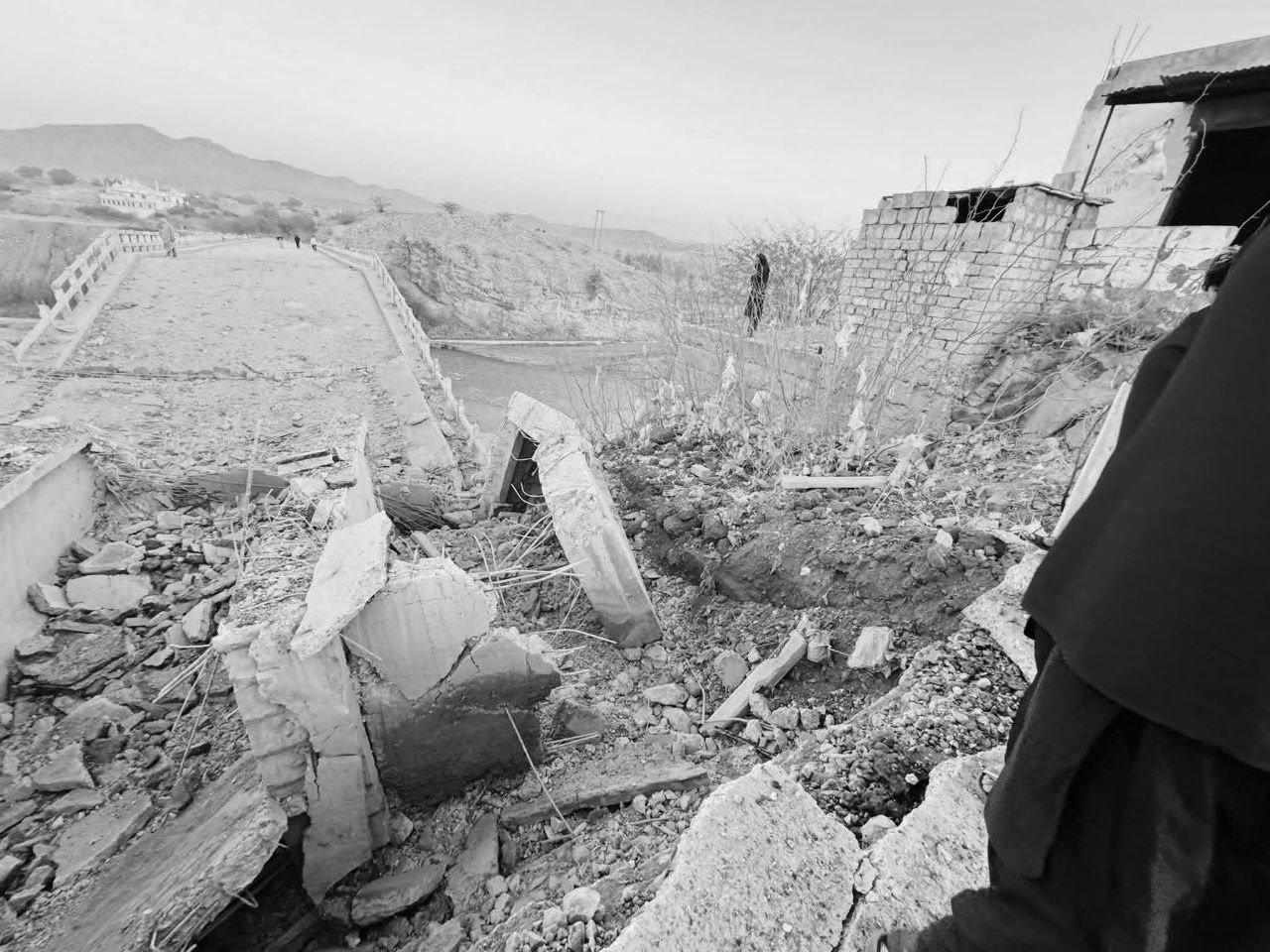 Militants demolish Kurram River bridge, disrupting trade and travel in North Waziristan, Pakistan