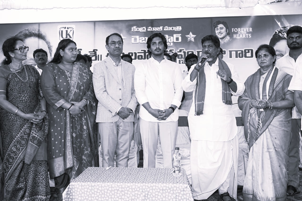'రెబల్ స్టార్' కృష్ణంరాజు జయంతి సందర్భంగా మధిరలో మెగా ఉచిత వైద్య శిబిరం