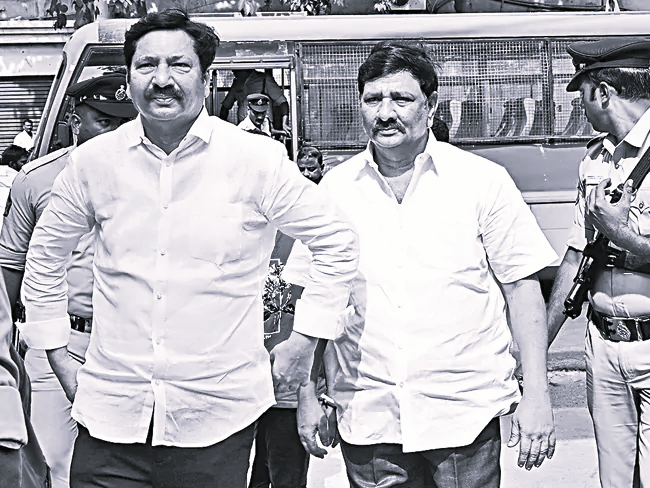 నకిలీ మద్యం కేసులో జోగి రమేష్ సోదరులకు ఊరట…