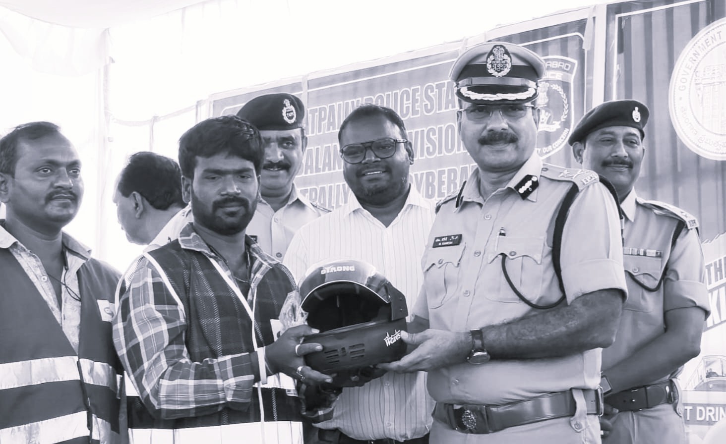 రోడ్డు భద్రత మనందరి బాధ్యత: కూకట్పల్లిలో 'అరైవ్ అలైవ్' హెల్మెట్ల పంపిణీ