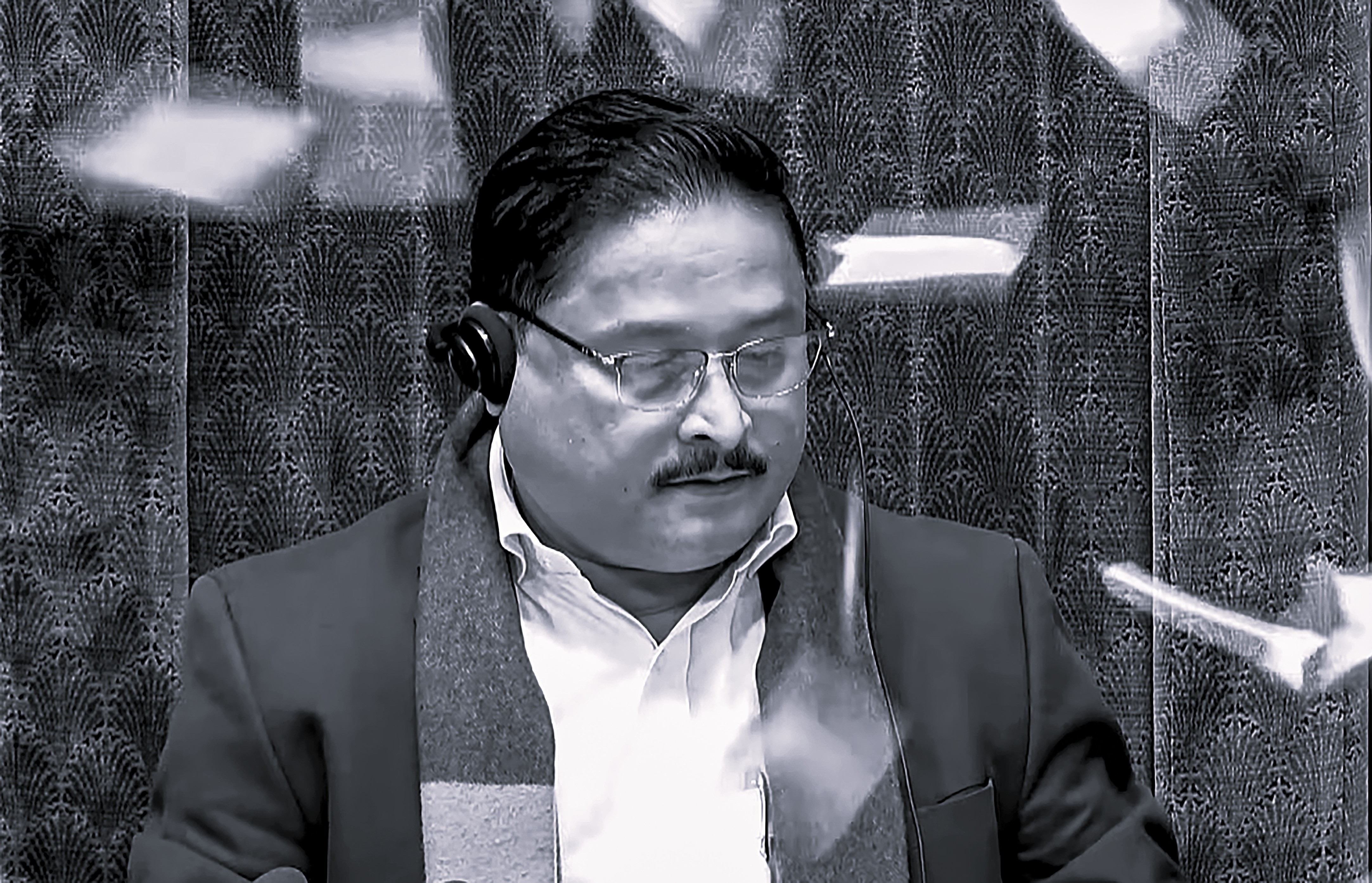 లోక్సభ నుంచి ఎనిమిది మంది ఎంపీల సస్పెన్షన్