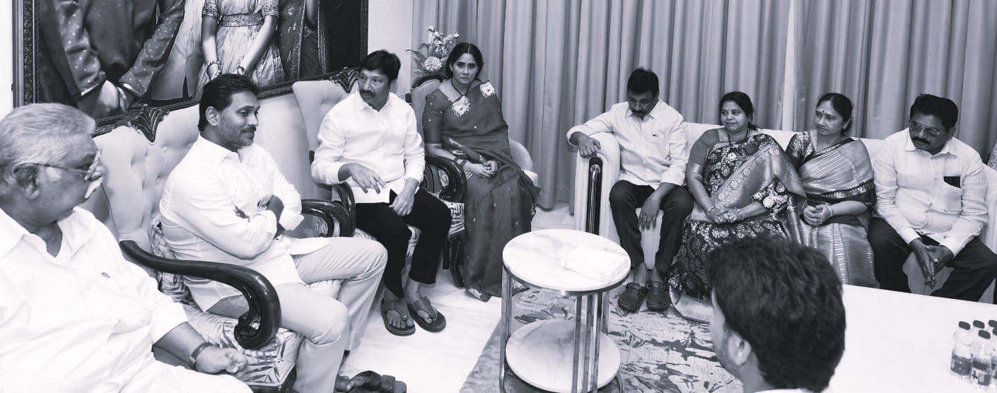 జోగి రమేష్ నివాసానికి జగన్.. పోలీసుల ఆంక్షల మధ్య పర్యటన