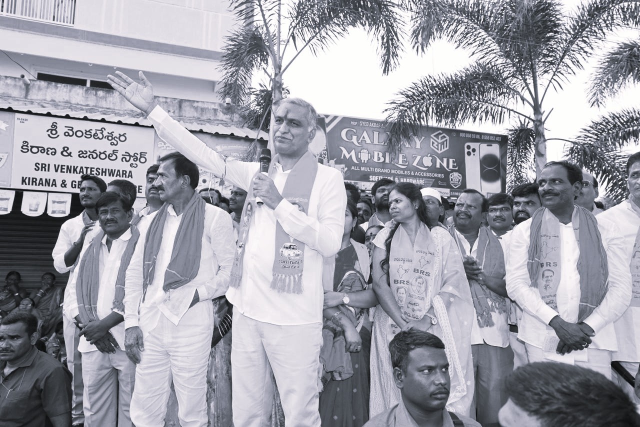 రేవంత్ రెడ్డి వచ్చాక భూముల ధరలు పాతాళానికి పడిపోయాయి: హరీష్ రావు