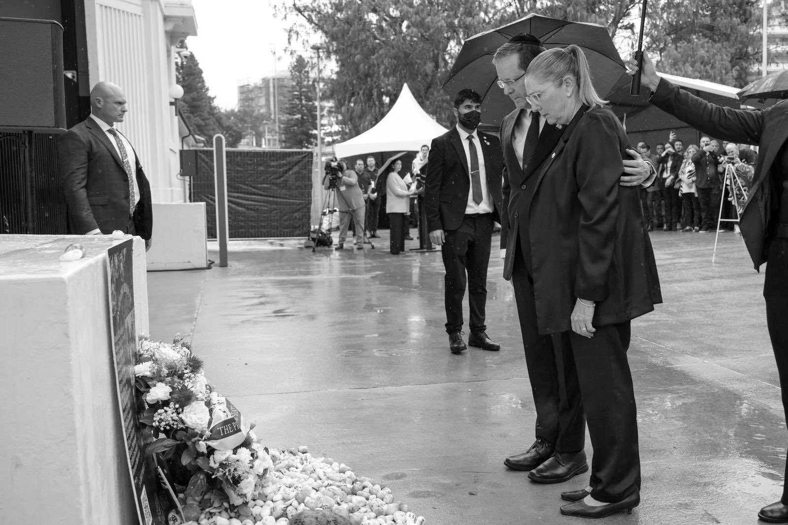 Israeli prez Herzog begins 4-day Australia visit, pays tribute at Bondi amid Palestine recognition controversy