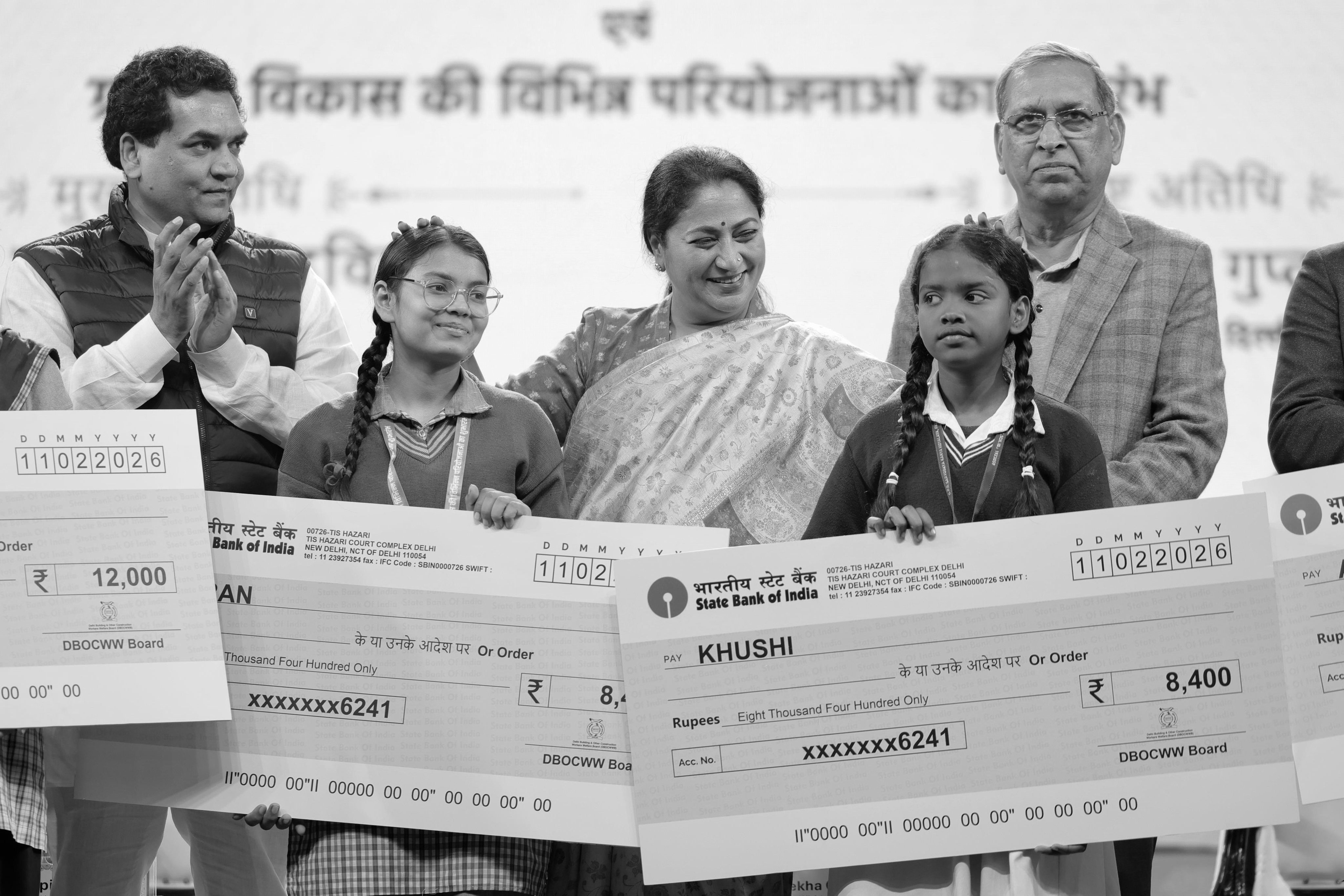 Delhi CM Rekha Gupta provided financial aid to construction workers