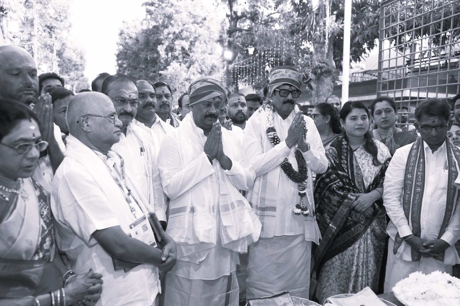 శ్రీశైల మల్లన్నకు పట్టువస్త్రాలు సమర్పించిన దేవాదాయ శాఖ మంత్రి