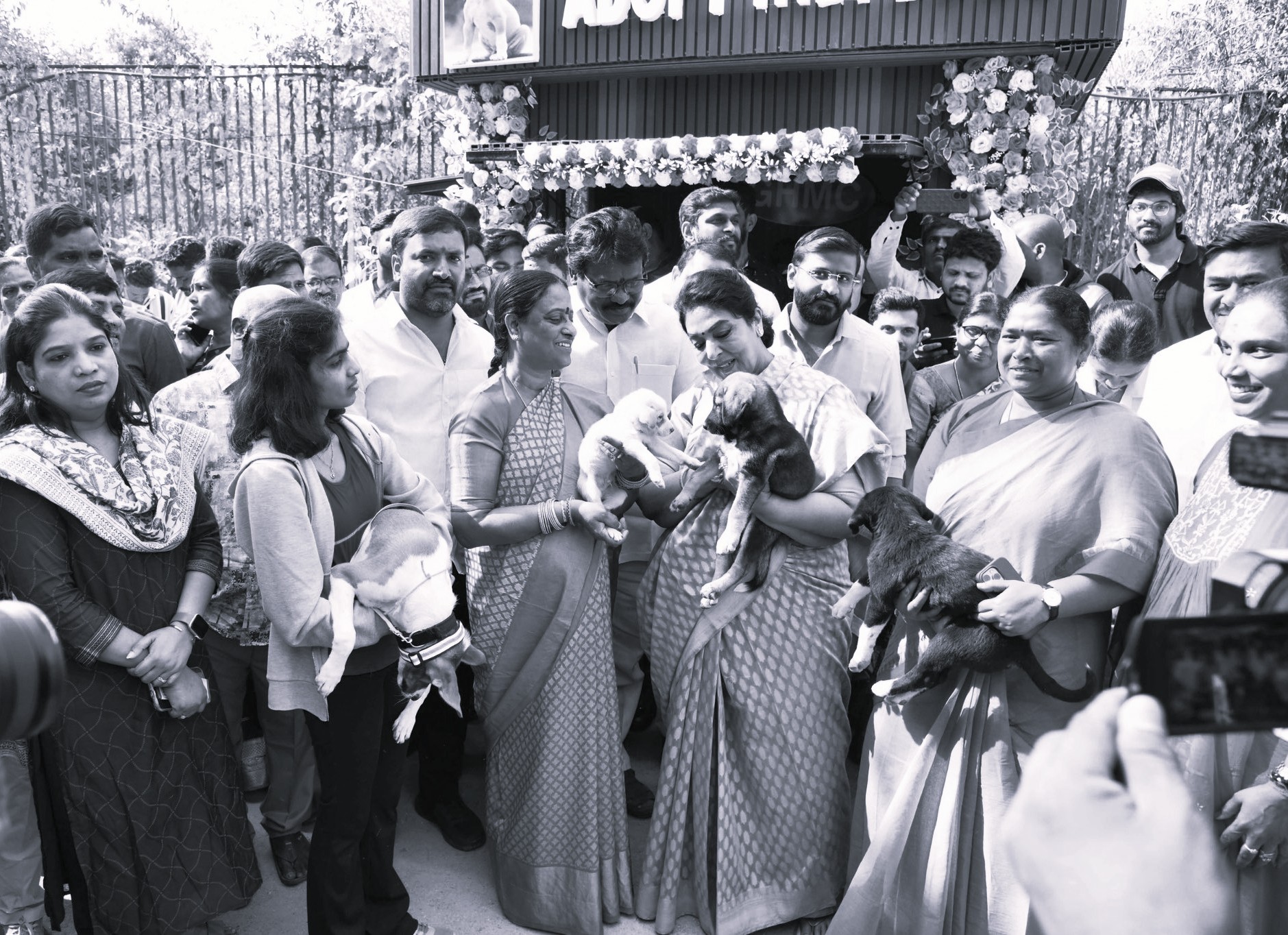 జీహెచ్ఎంసీ ఆధ్వర్యంలో కేబీఆర్ పార్కులో కుక్కపిల్లల దత్తత మేళా