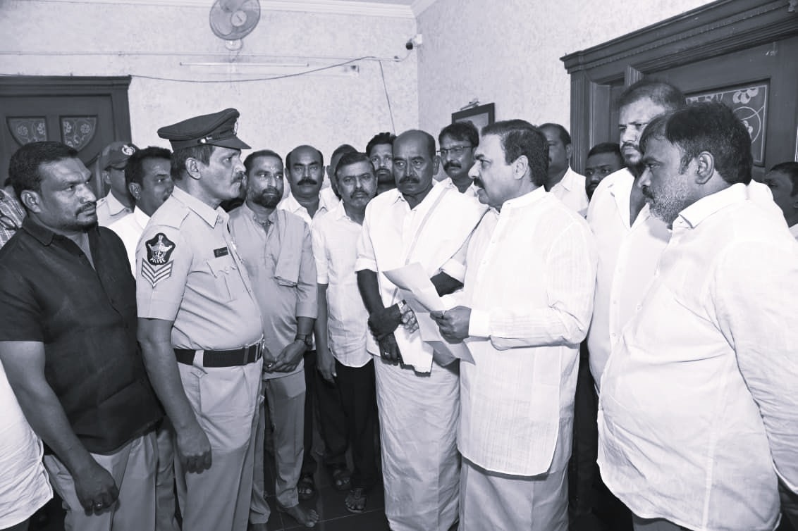 అక్రమ కేసులతో వేధిస్తున్నారు: మాజీ మంత్రి కాకాణి గోవర్ధన్ రెడ్డి