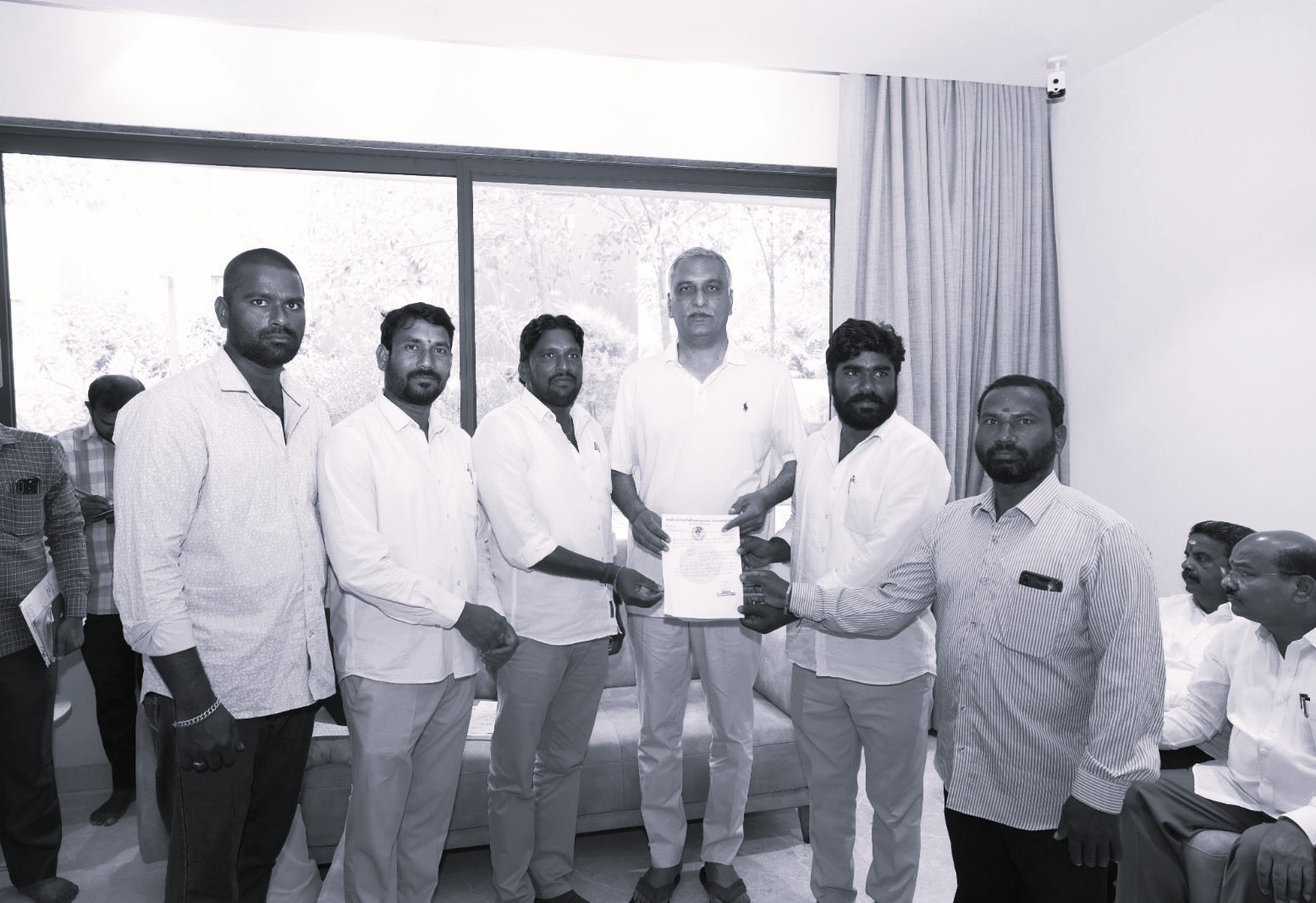 'మన ఊరు-మన బడి' కాంట్రాక్టర్లకు బిల్లులు చెల్లించాలి: హరీష్ రావు