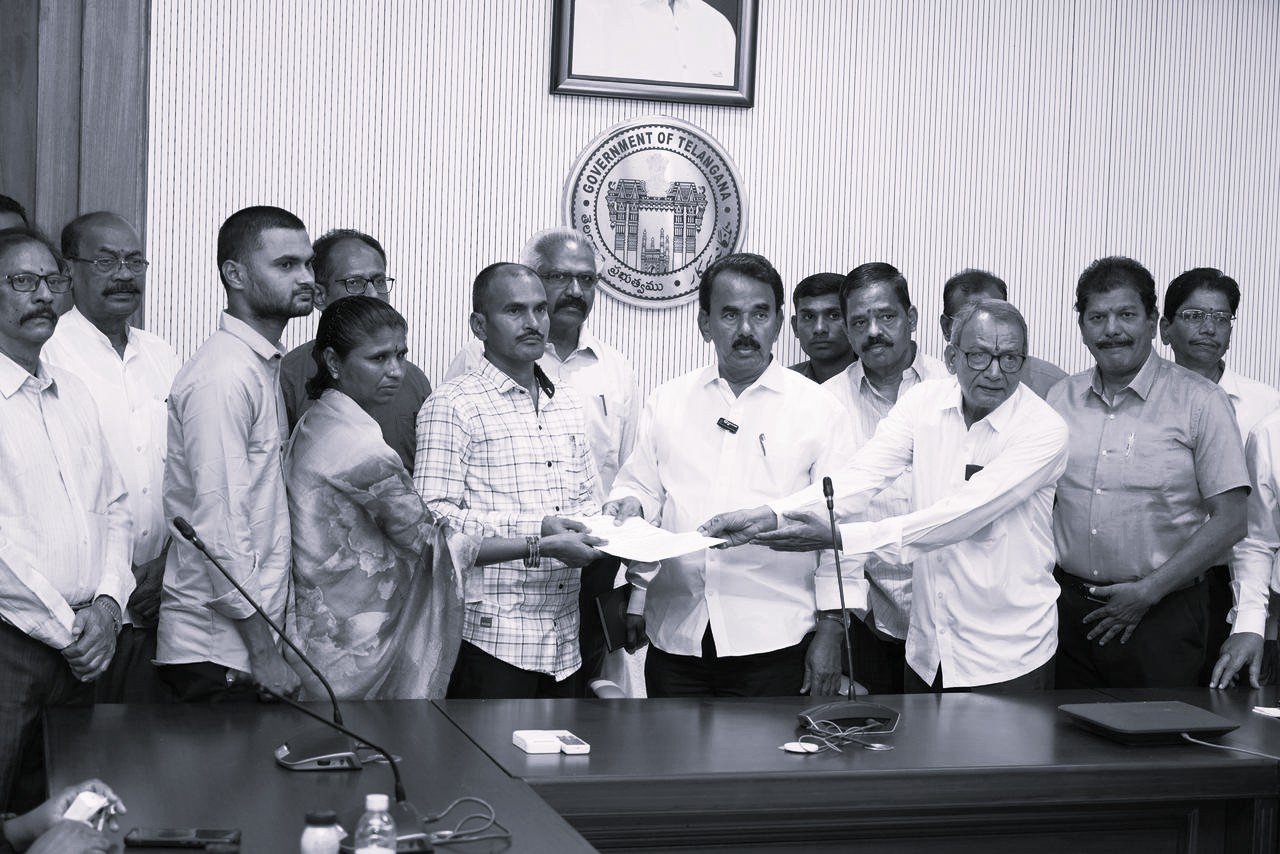 కానిస్టేబుల్ సౌమ్య కుటుంబానికి ఎక్సైజ్ విశ్రాంత ఉద్యోగుల భారీ విరాళం