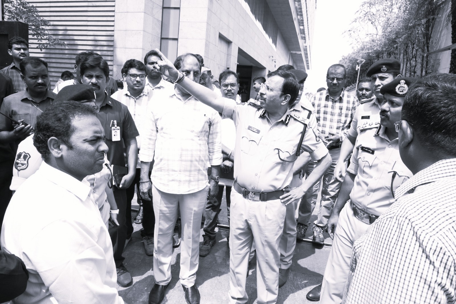 ముగ్ధ జంక్షన్ వద్ద ‘హెచ్-సిటీ’ పనులు షురూ: ట్రాఫిక్ కష్టాలకు ఇక ఎండ్ కార్డ్!