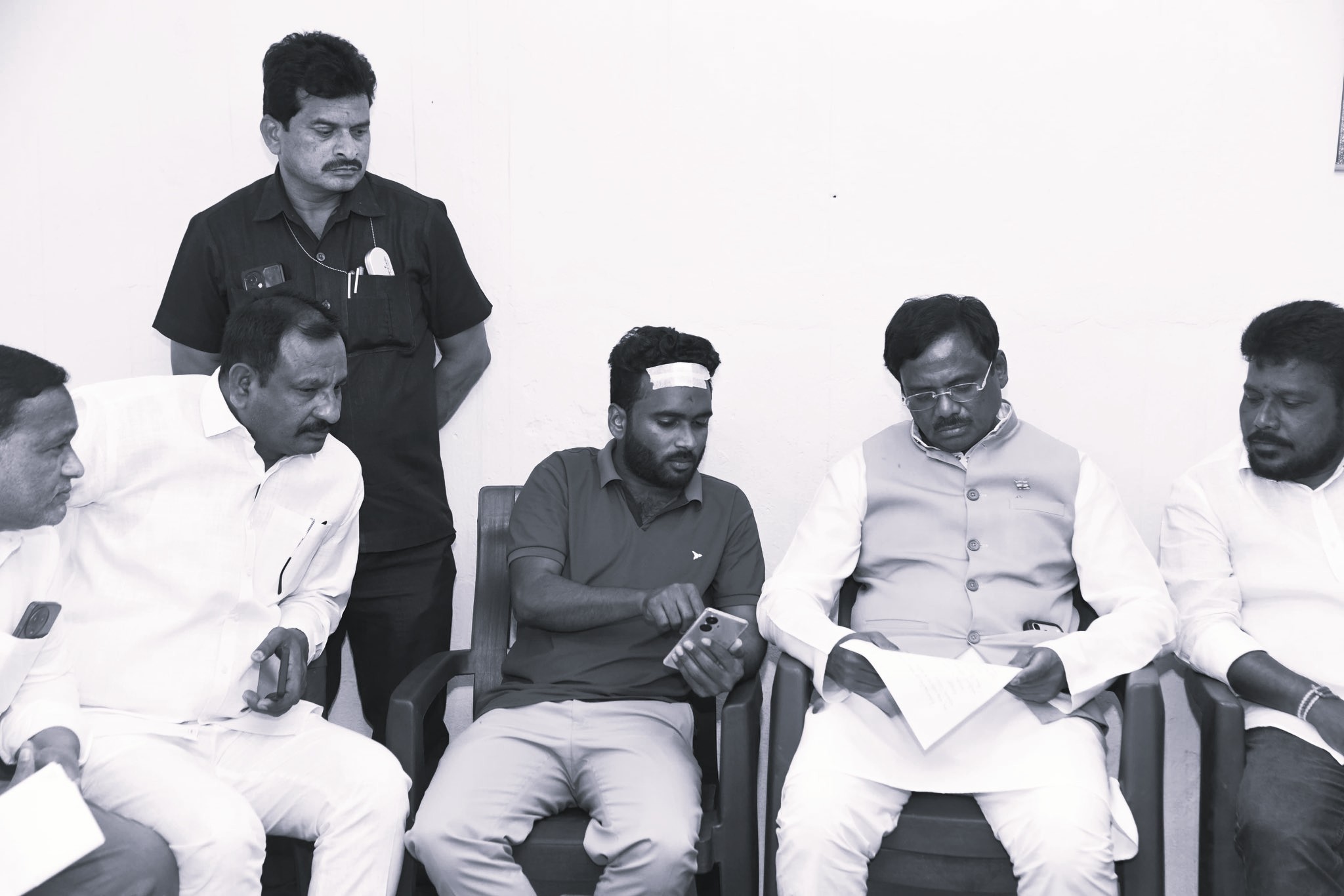 బాధిత కాంగ్రెస్ కార్యకర్తకు మంత్రి వివేక్ పరామర్శ