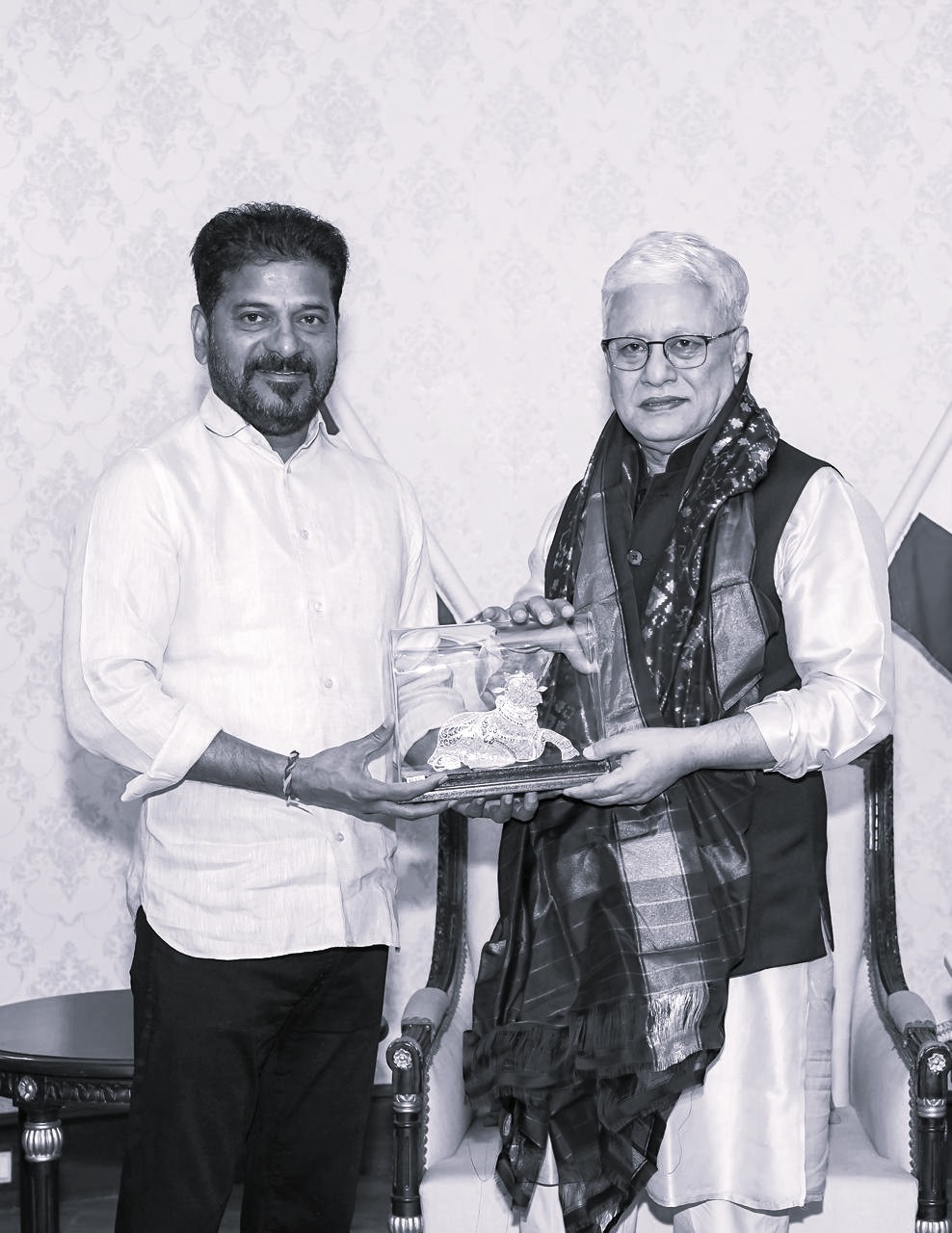 లోక్భవన్లో గవర్నర్ జిష్ణు దేవ్ వర్మతో సీఎం రేవంత్ రెడ్డి భేటీ